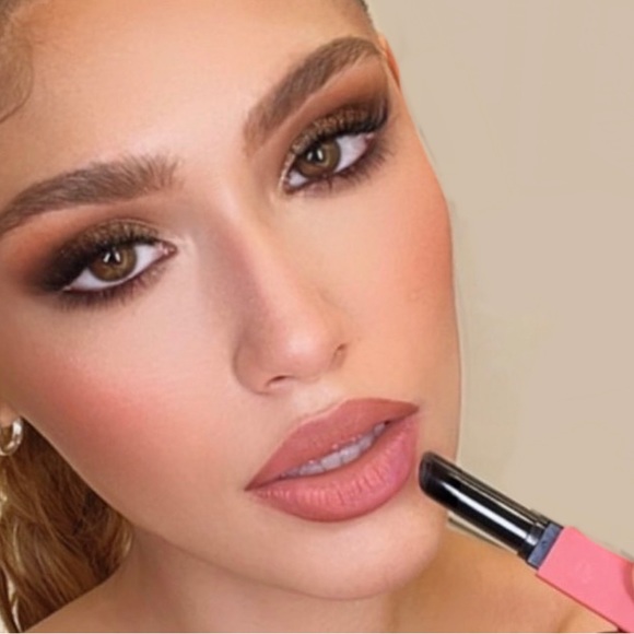 NARS Powermatte Lipstick AMERICAN WOMAN 112 - Picture 4 of 13